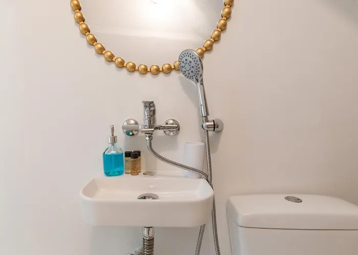 A Tinian 4 בית הארחה